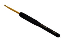 фото гачок для в'язання з чорною силіконовою ручкою і золотистим наконечником 4.0