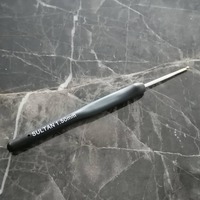 фото тонкий гачок для в'язания з черною силіконовою ручкою та сталевим наконечником 1.5